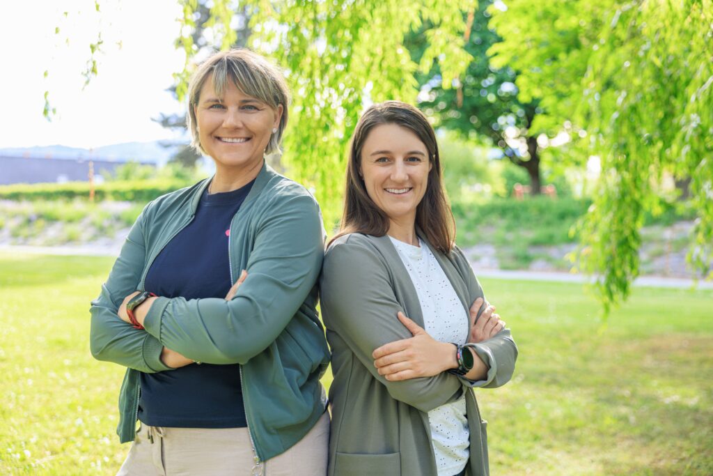 Physiotherpeutinnen in Villach - Rica und Anna-Maria vor ihrer Praxis in Villach Magdalen